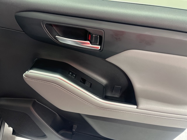 2021 Toyota Highlander XLE photo 17
