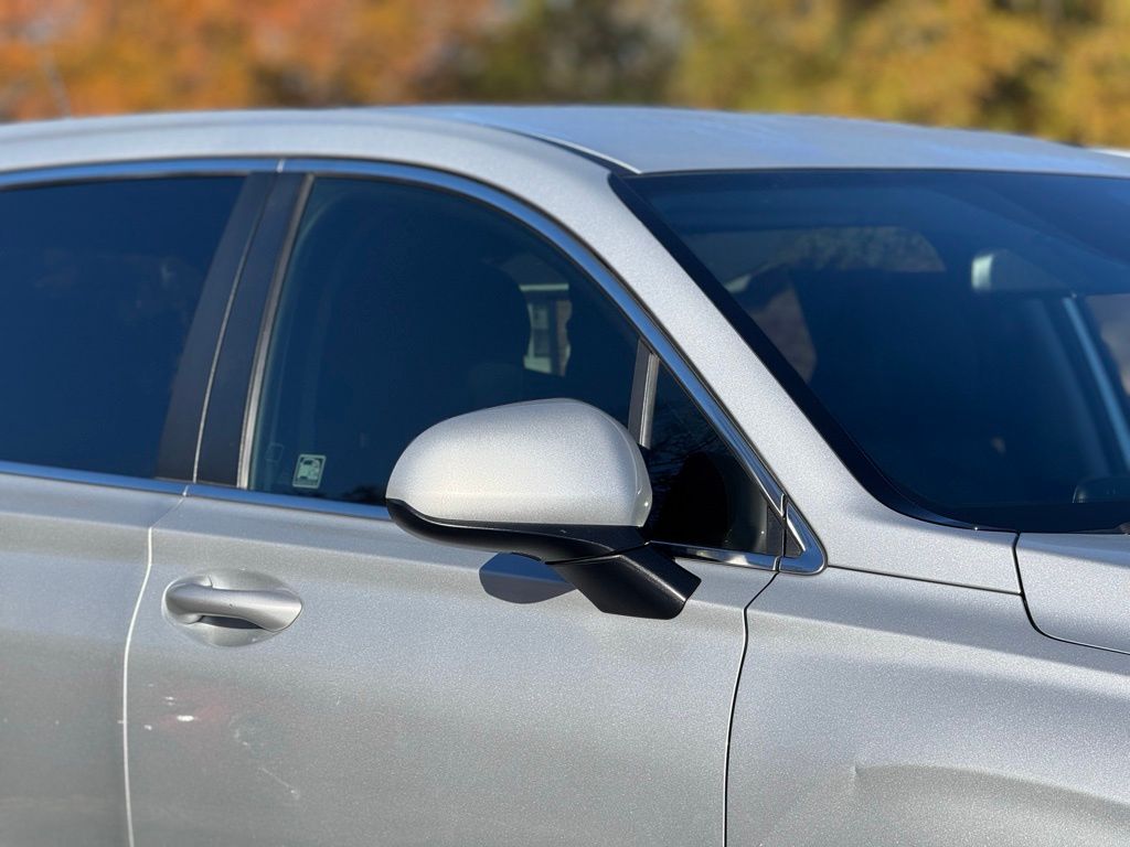 2019 Hyundai Santa Fe SE photo 2