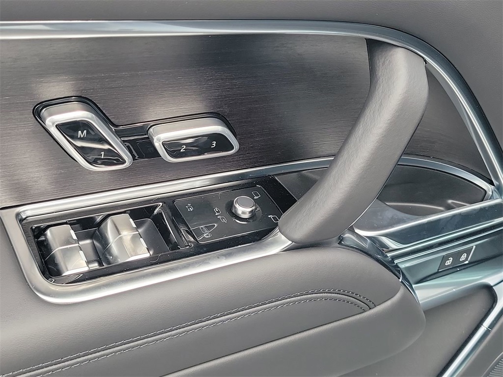2025 Land Rover Range Rover SE photo 23