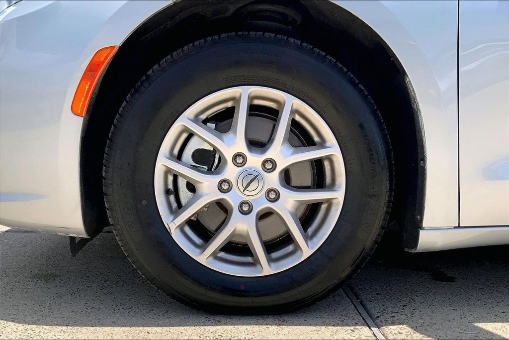 2024 Chrysler Pacifica Touring L photo 6