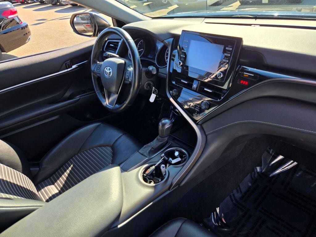 2021 Toyota Camry SE photo 2