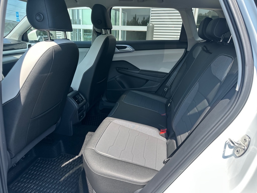 2025 Volkswagen Taos SE photo 9