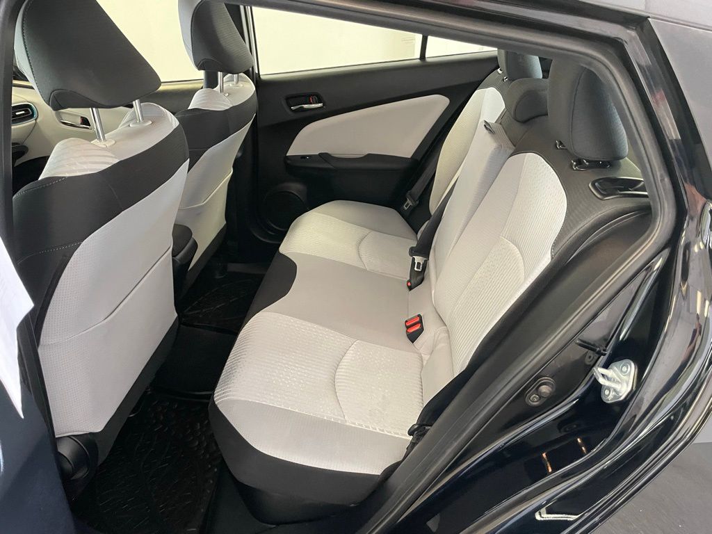 2016 Toyota Prius Three photo 9
