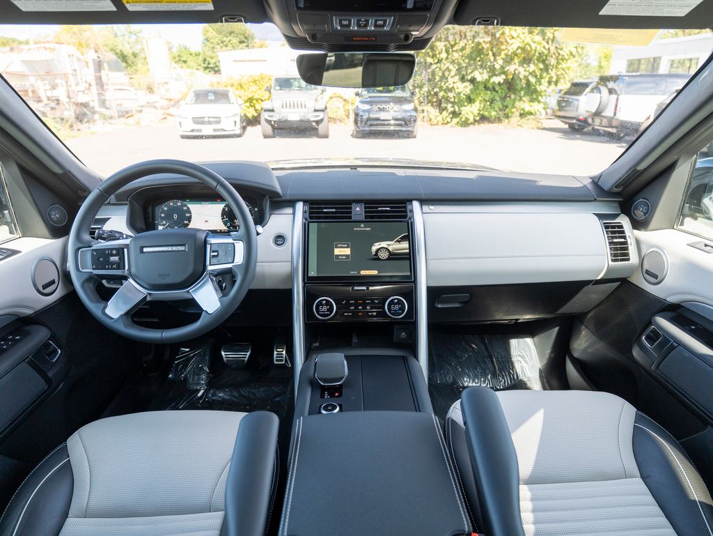 2024 Land Rover Discovery SE photo 16