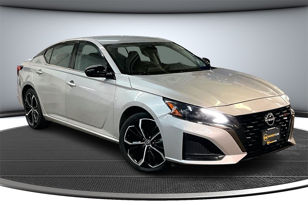 2024 Nissan Altima SR's photo