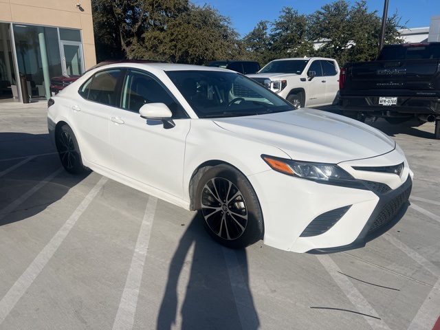 2020 Toyota Camry SE photo 3