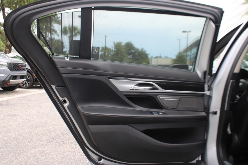 2020 Bmw 750i xDrive Sedan photo 32
