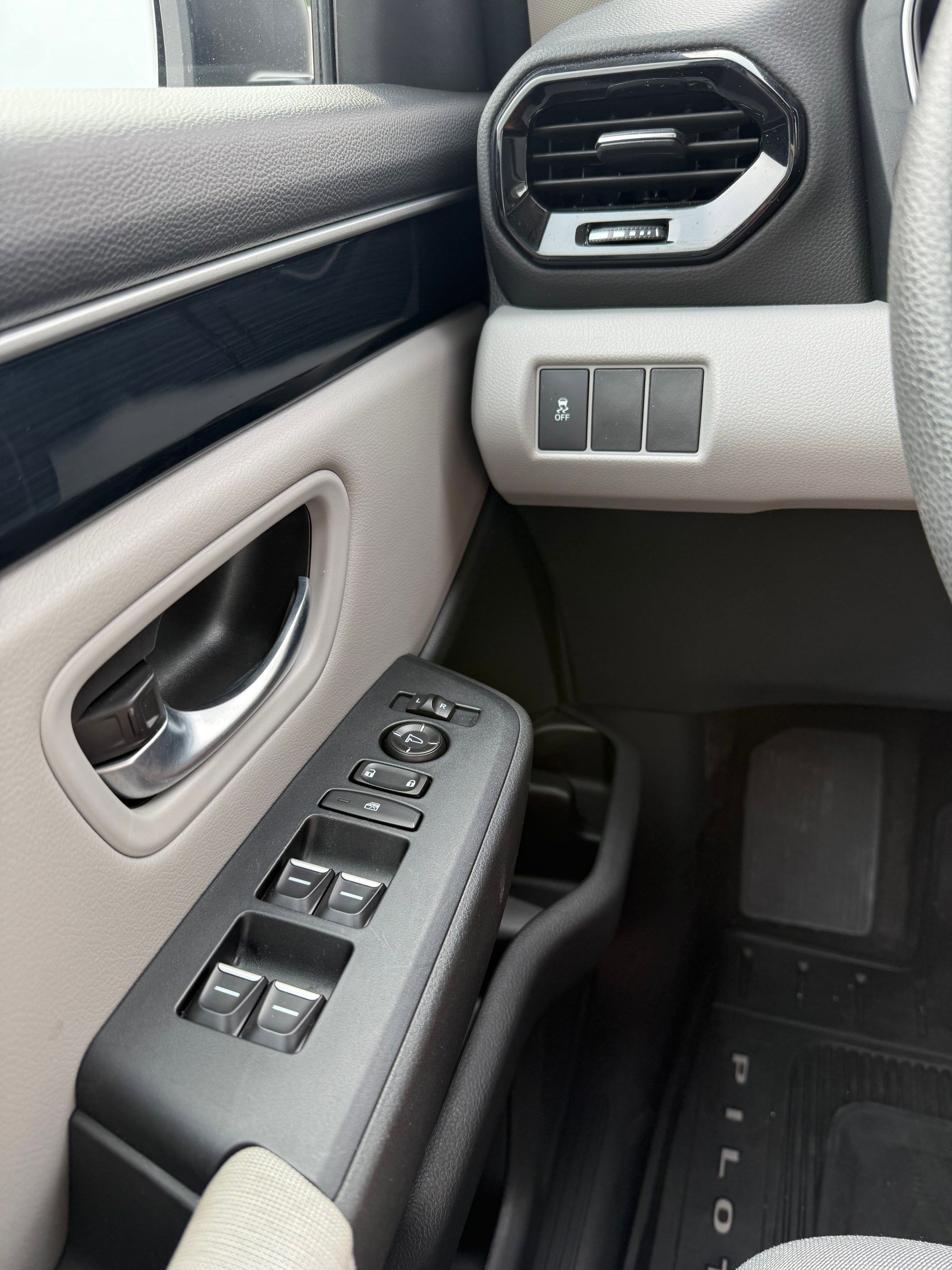 2024 Honda Pilot LX photo 25