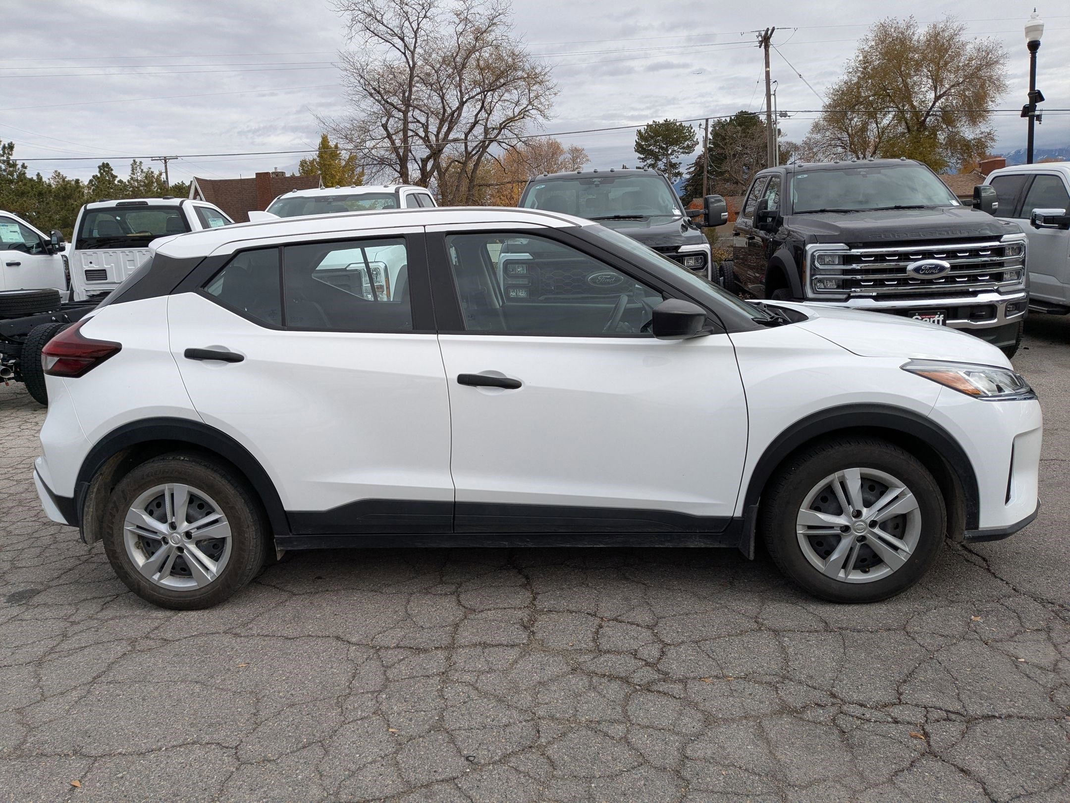 2023 Nissan Kicks S photo 2