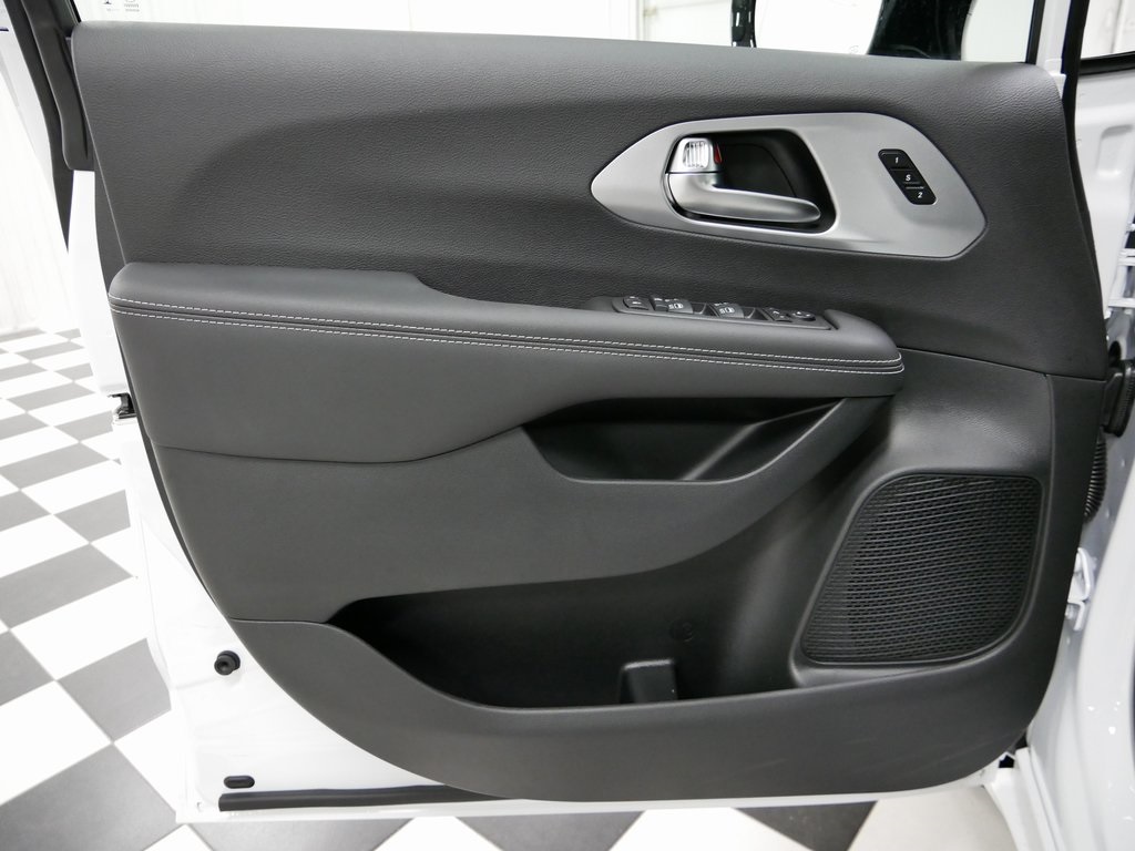 2026 Chrysler Pacifica Limited photo 7