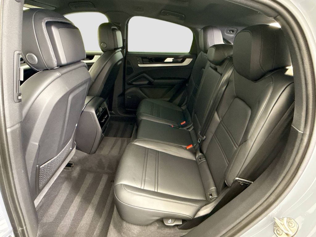 2025 Porsche Cayenne Coupe Base photo 19