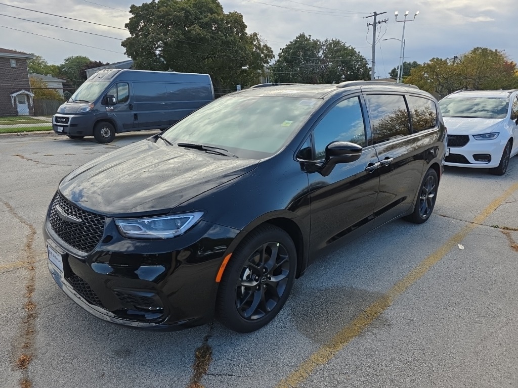 2026 Chrysler Pacifica photo 3