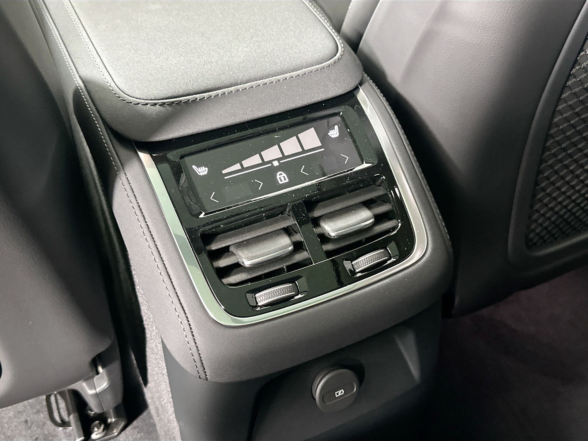 2025 Volvo XC90 T8 photo 25