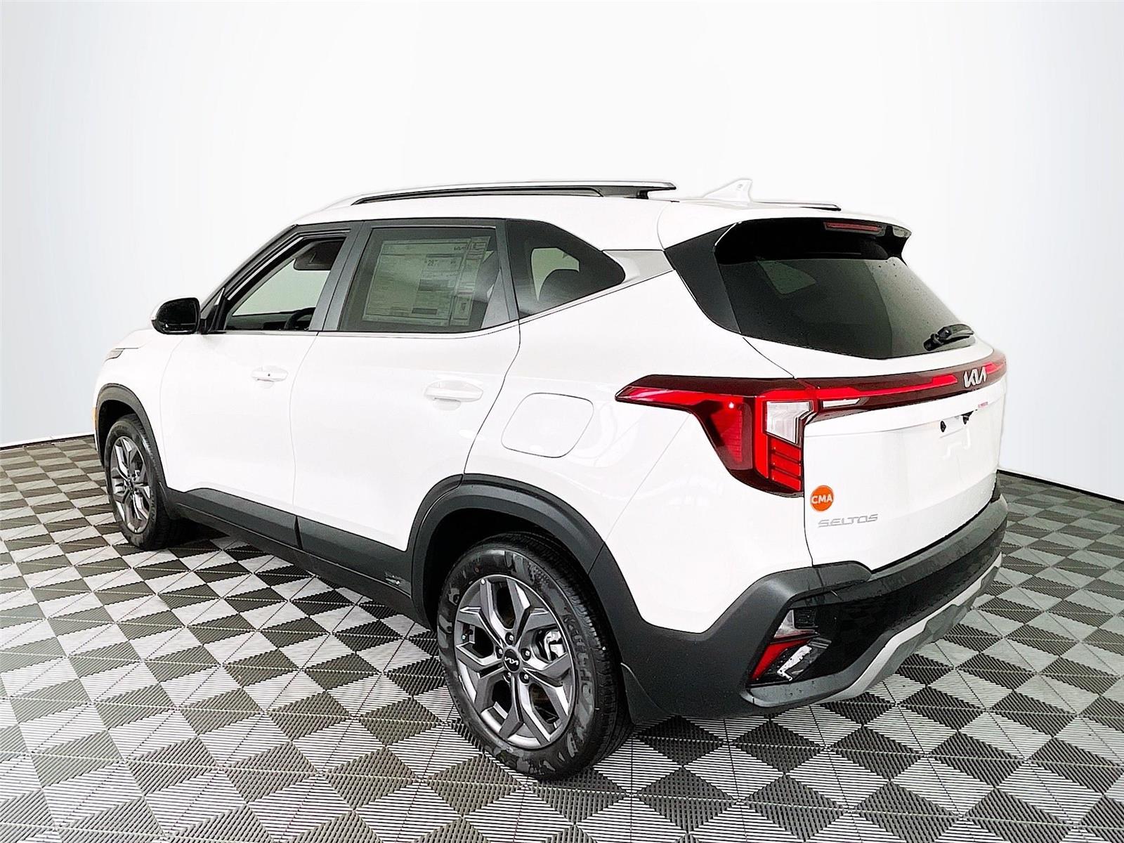 2024 Kia Seltos S photo 2