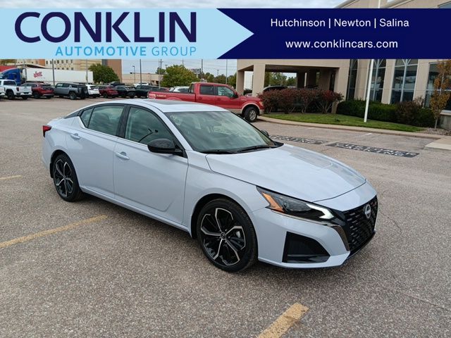 2025 Nissan Altima SR's photo