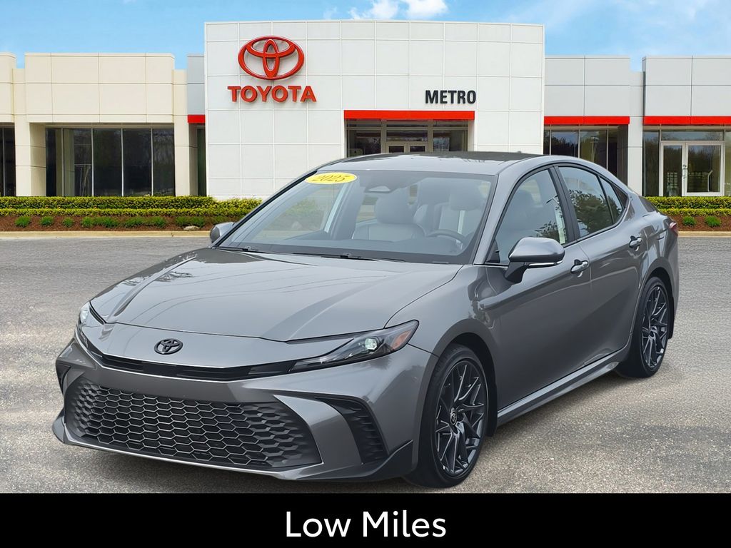 2025 Toyota Camry SE's photo