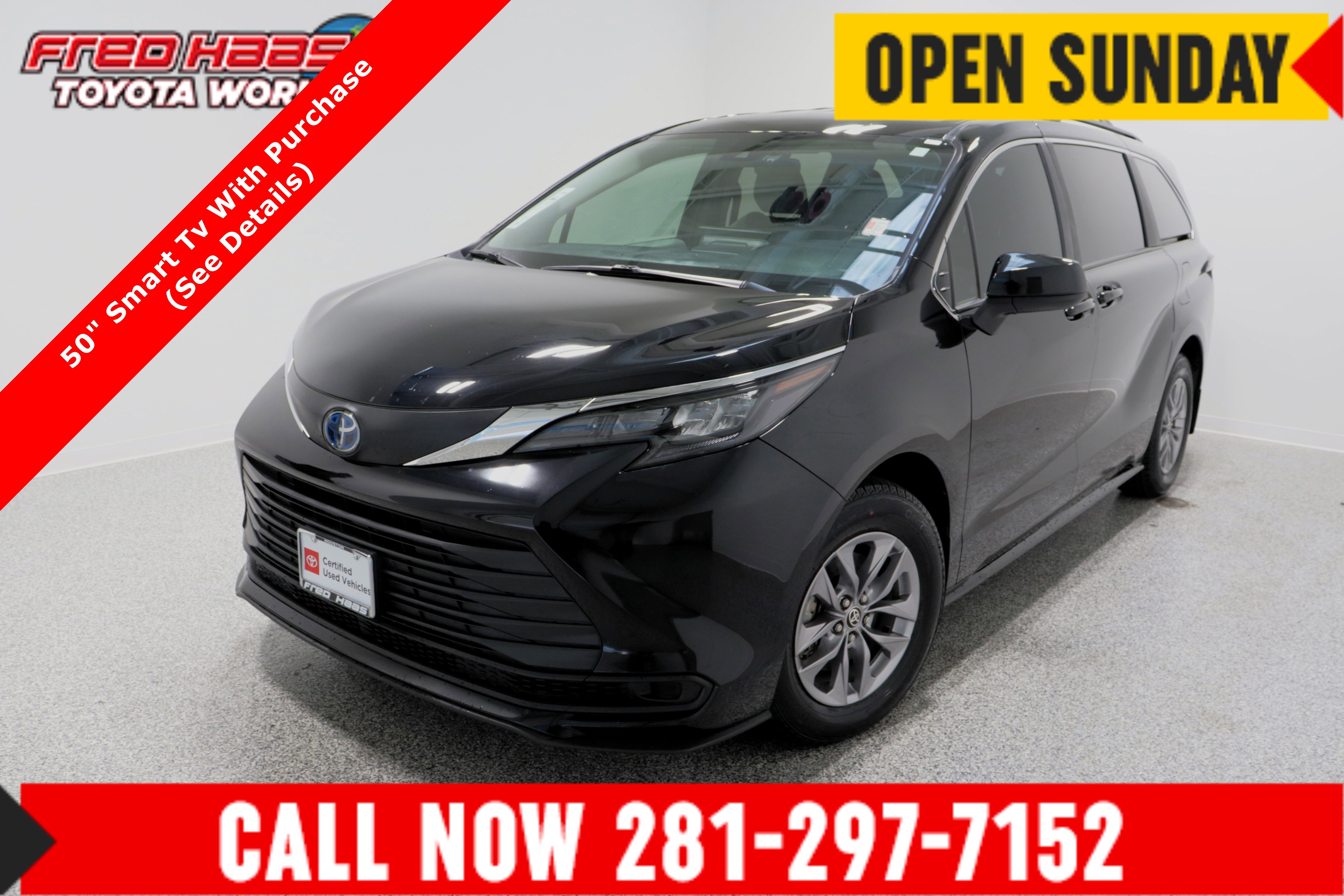 2025 Toyota Sienna LE's photo