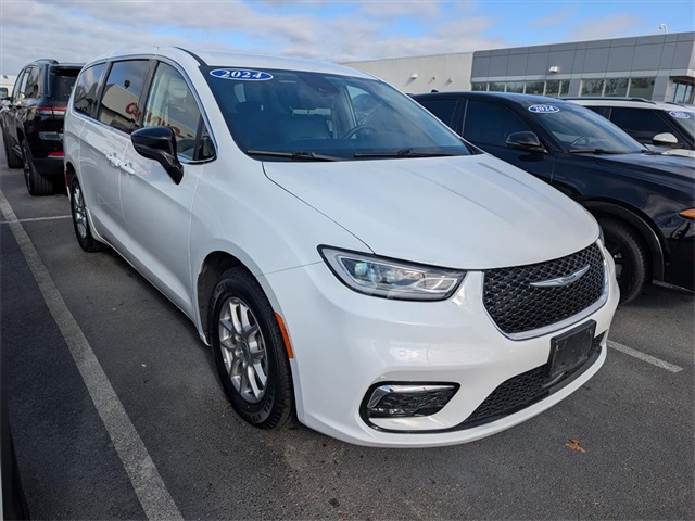 2024 Chrysler Pacifica Touring L's photo