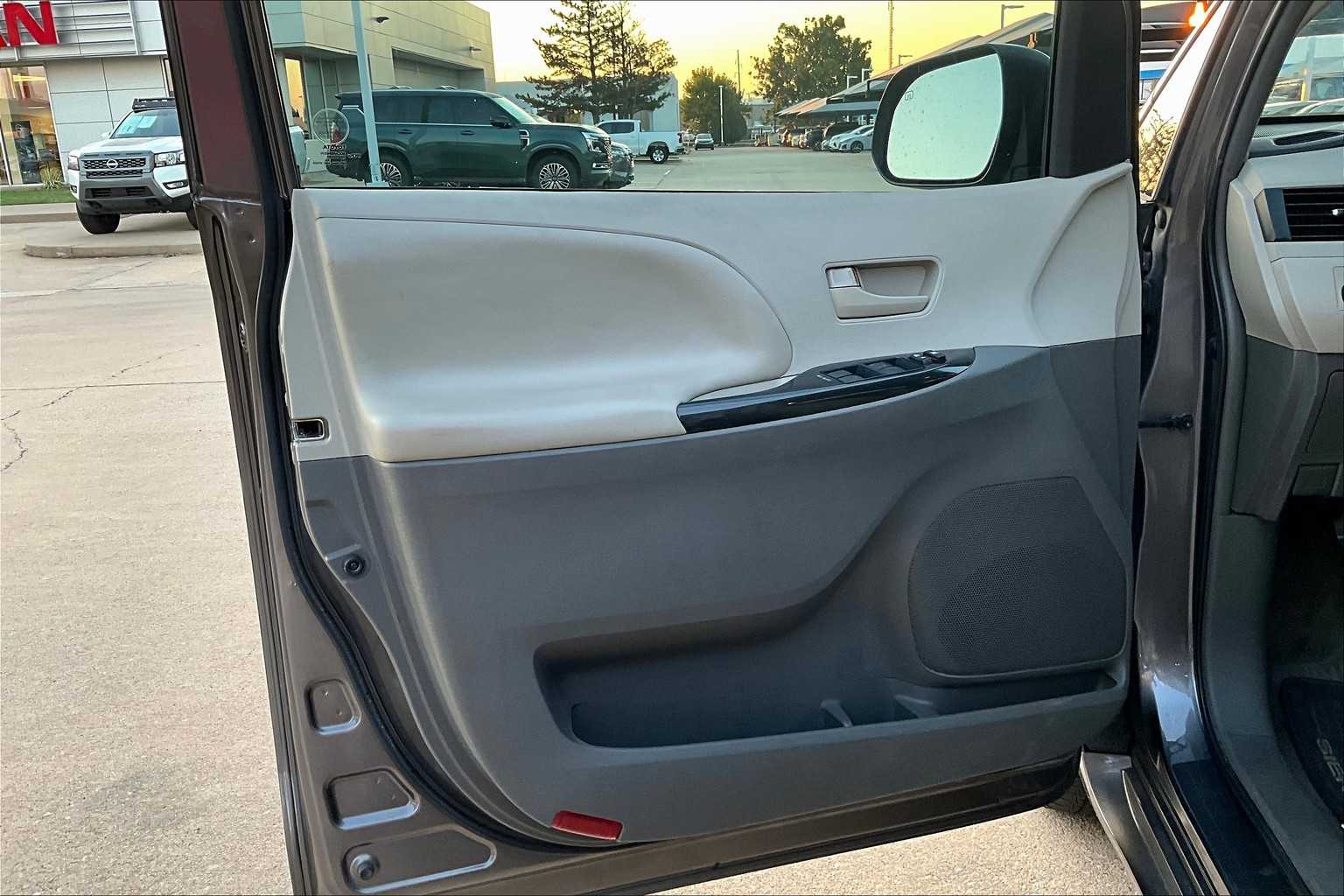 2013 Toyota Sienna LE photo 23