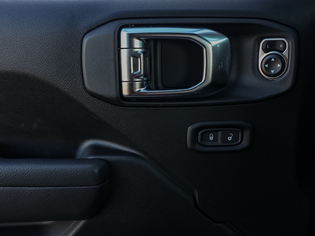 New 2026 Granite Crystal Metallic Clear-Coat Exterior Paint Jeep Rubicon image 23