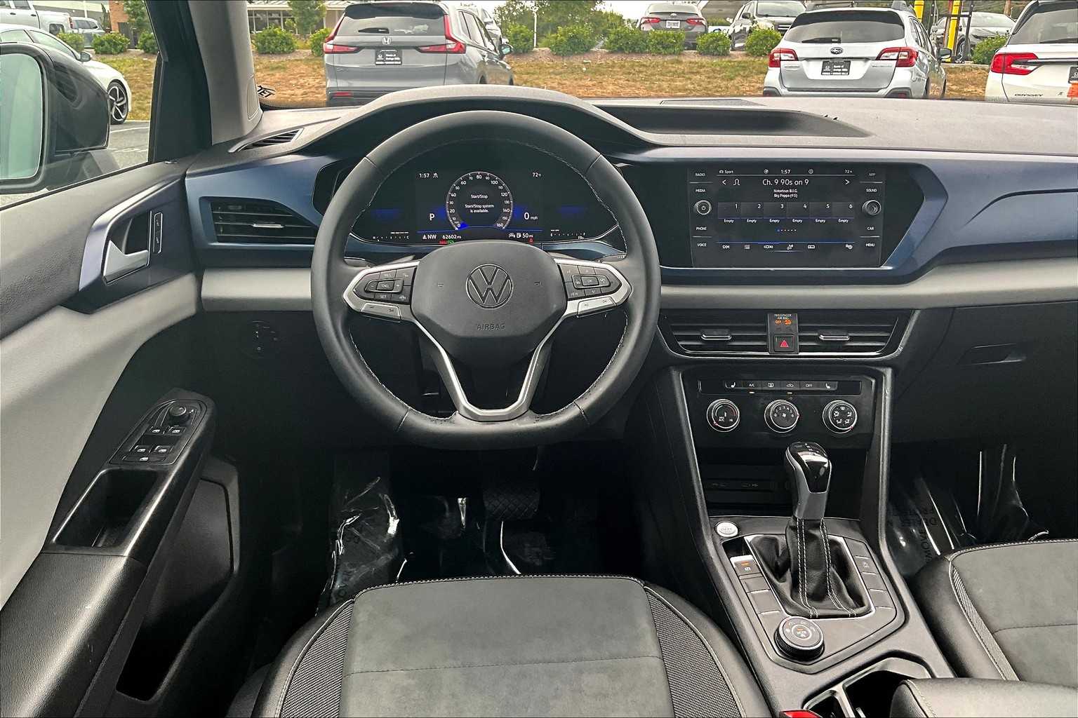 2022 Volkswagen Taos SE photo 2