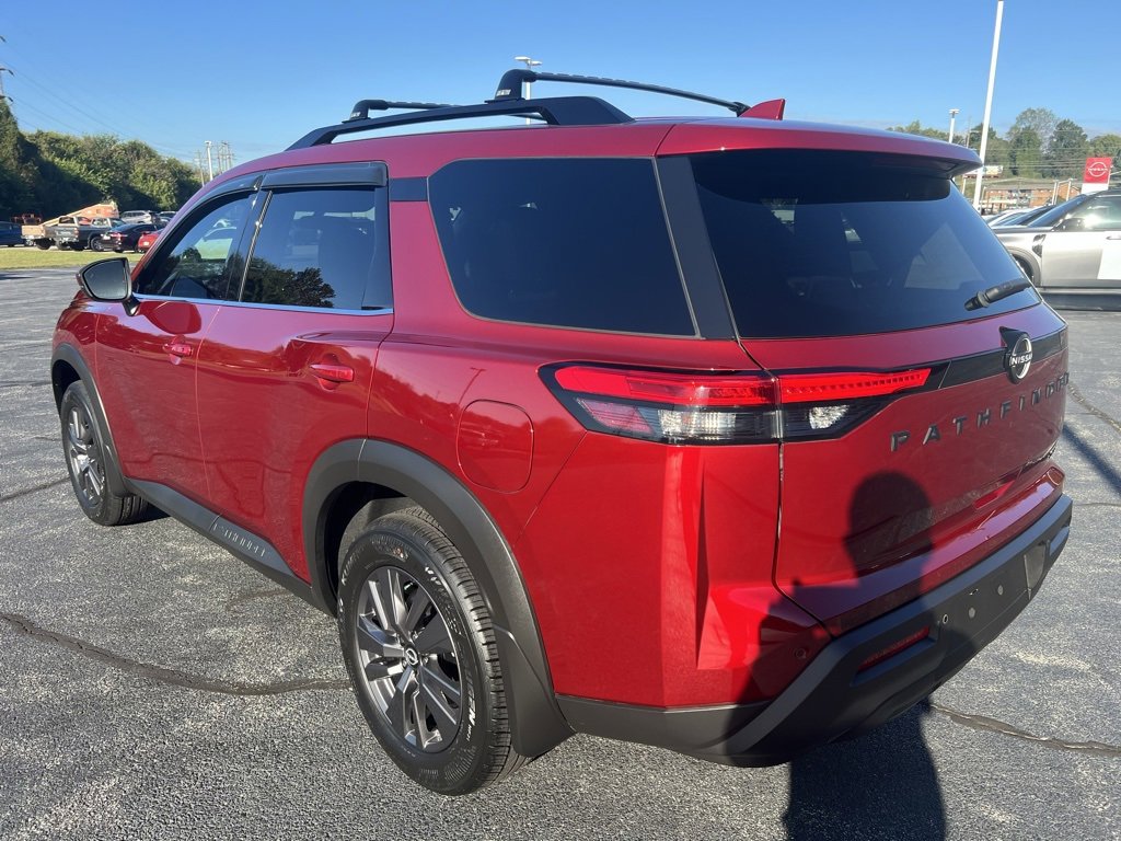 2022 Nissan Pathfinder SV photo 2