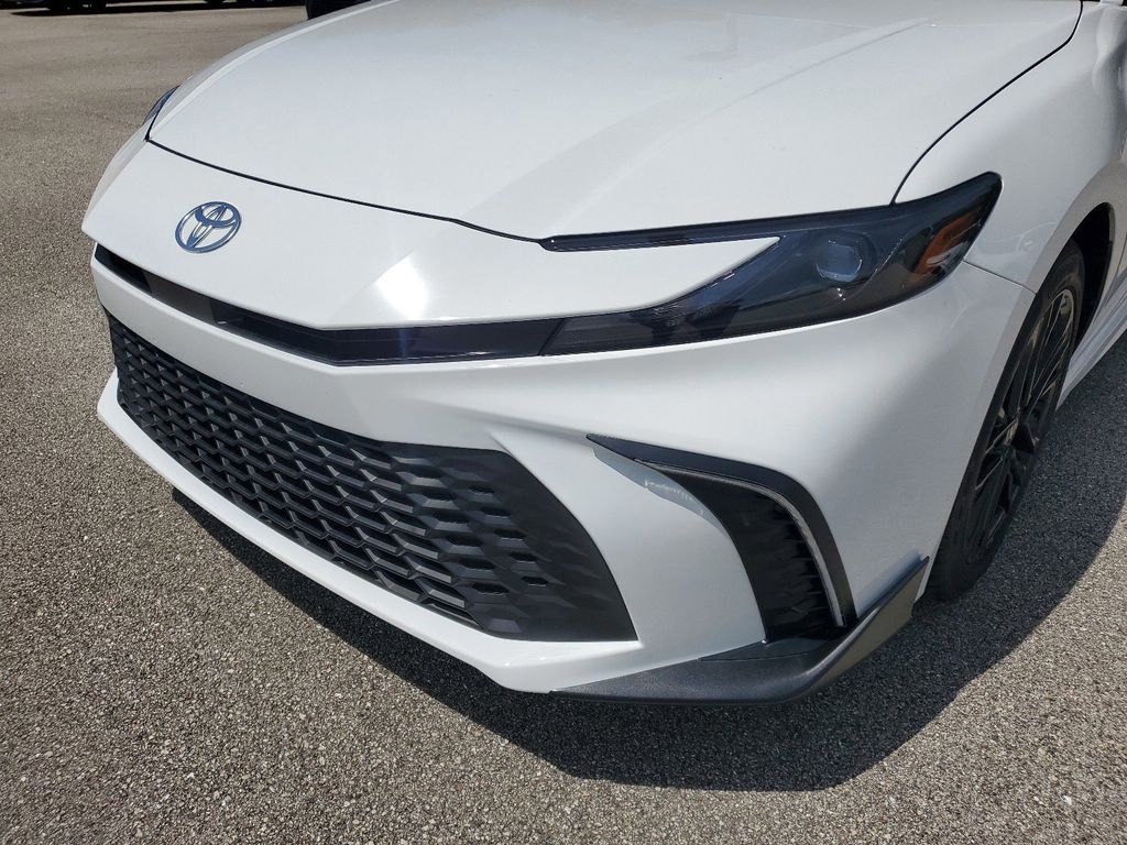 2025 Toyota Camry SE photo 8