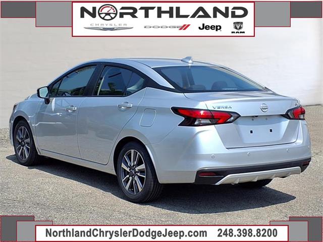 2023 Nissan Versa SV photo 2
