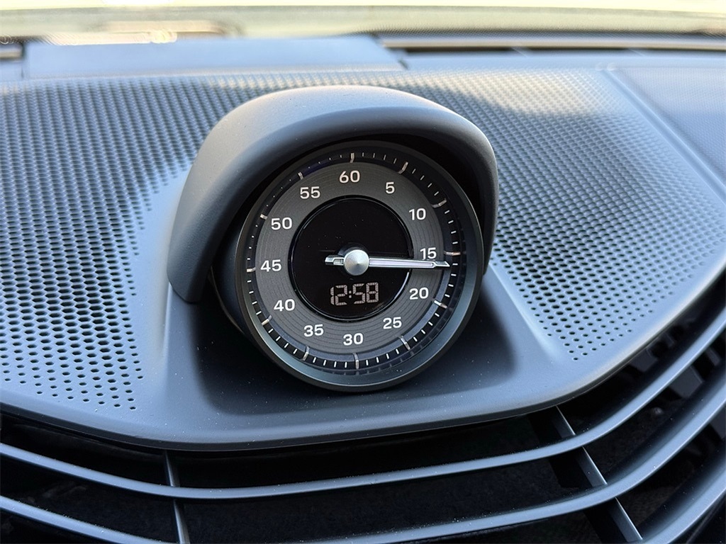 2025 Porsche Taycan photo 21