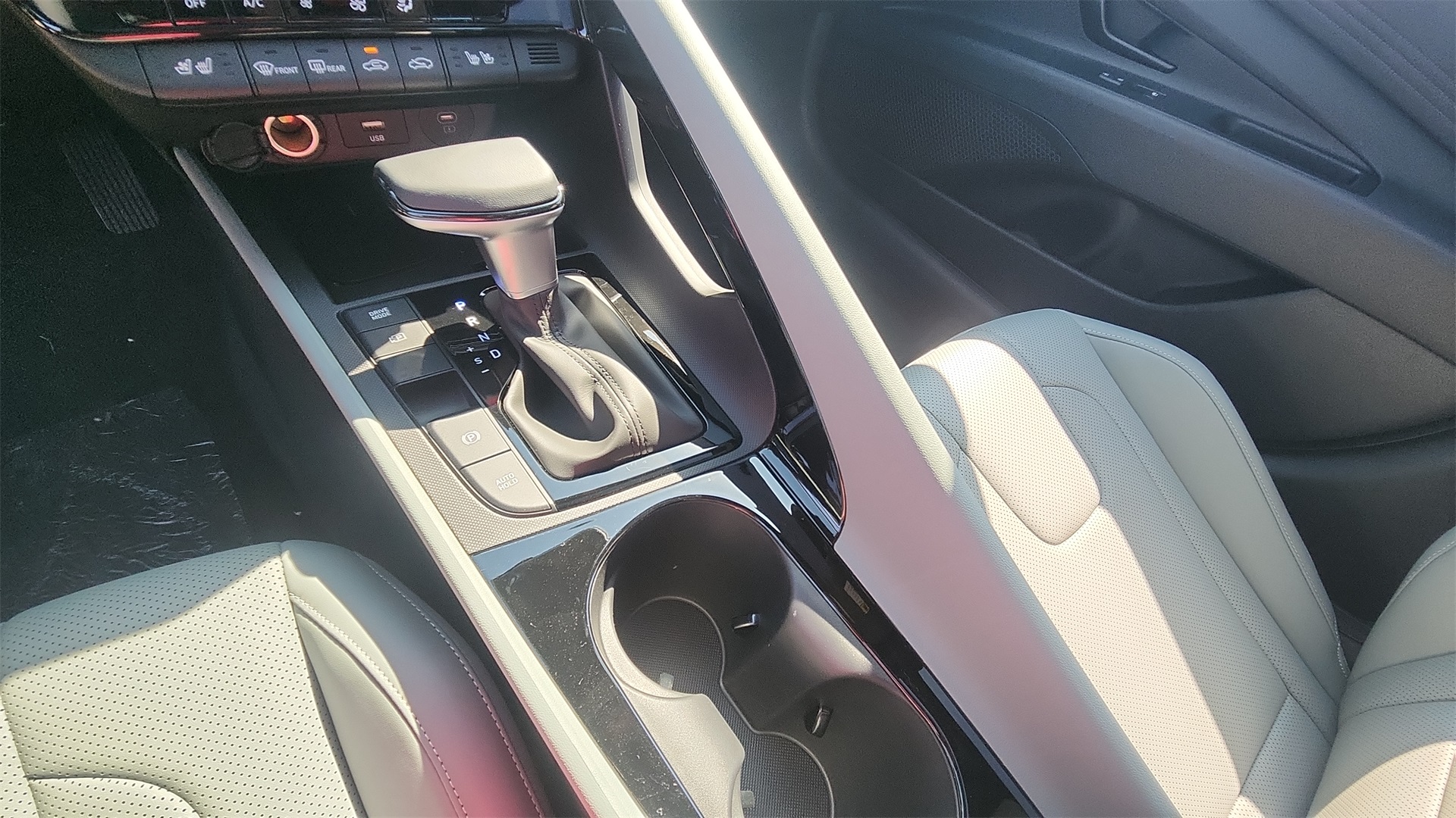 2025 Hyundai Elantra Hybrid Limited photo 16