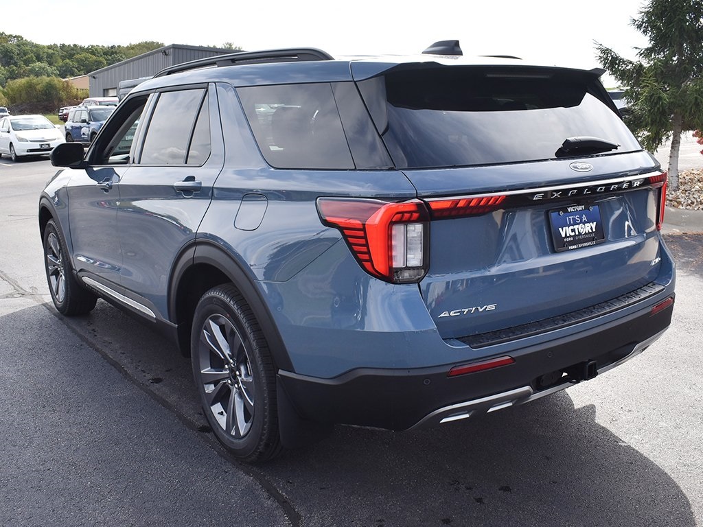 2025 Ford Explorer photo 3
