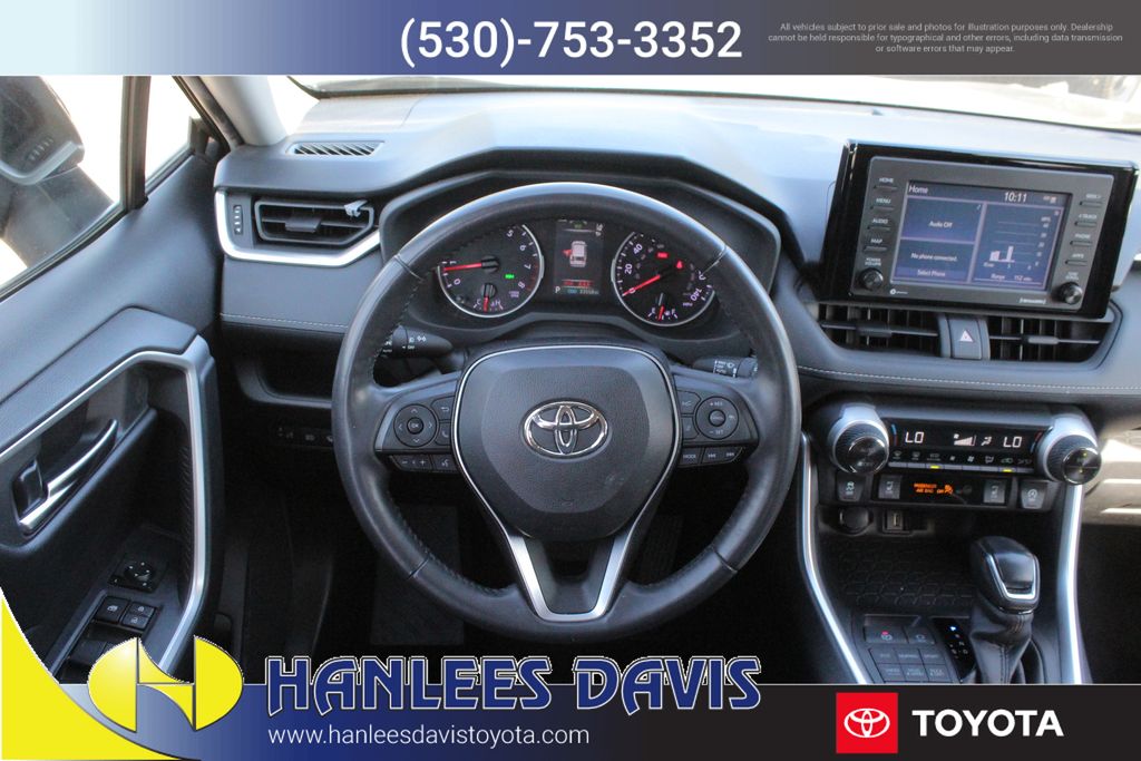 2020 Toyota RAV4 XLE photo 17