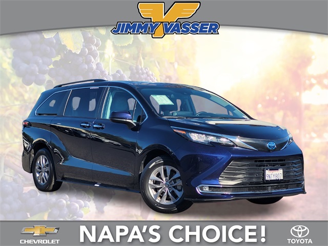 2023 Toyota Sienna XLE's photo