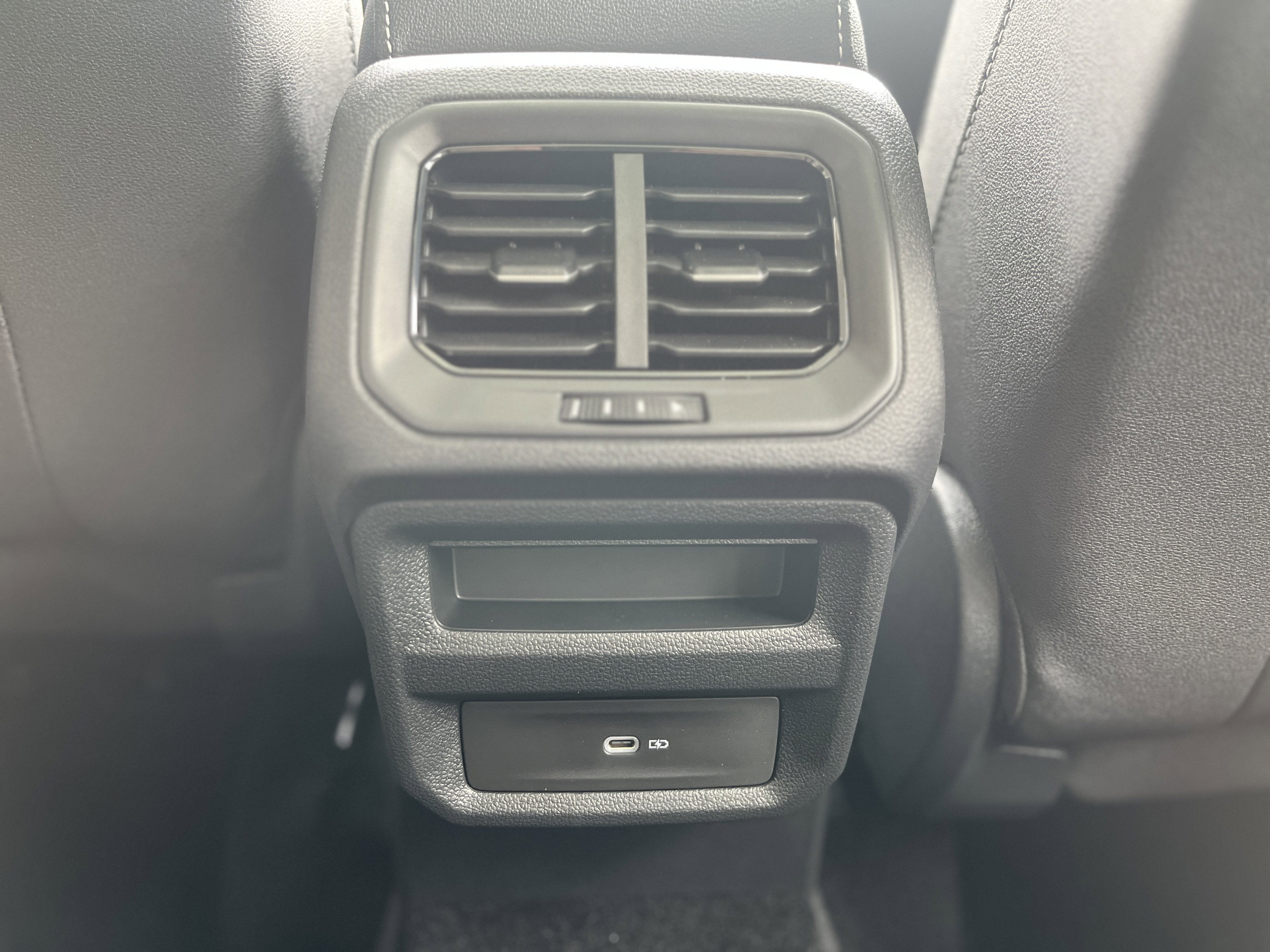 2025 Volkswagen Taos SEL photo 6