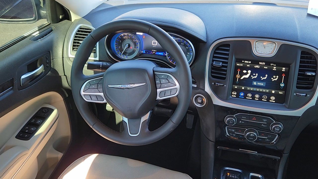 2022 Chrysler 300 Touring L photo 4