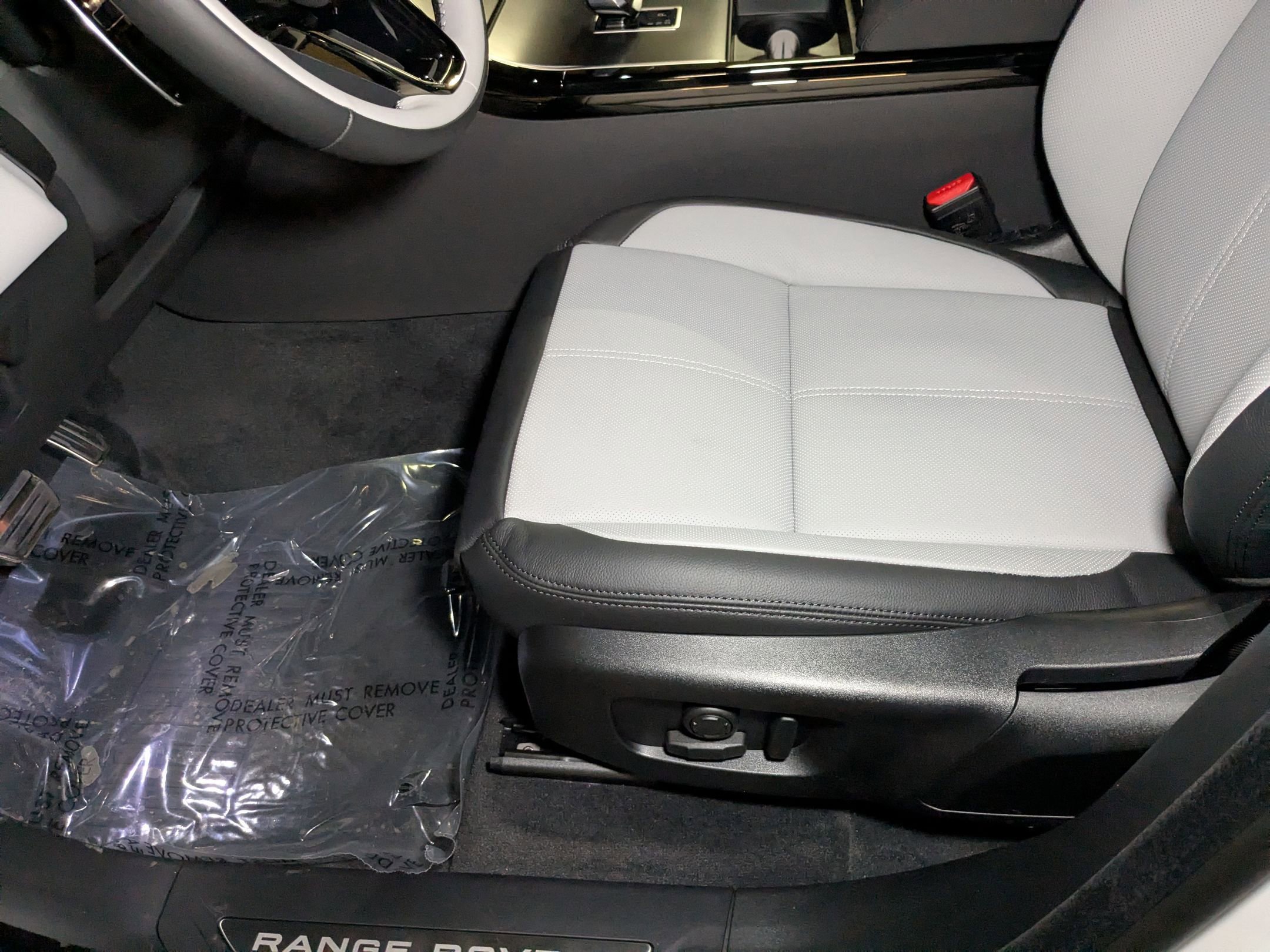 2026 Land Rover Range Rover Velar SE photo 4