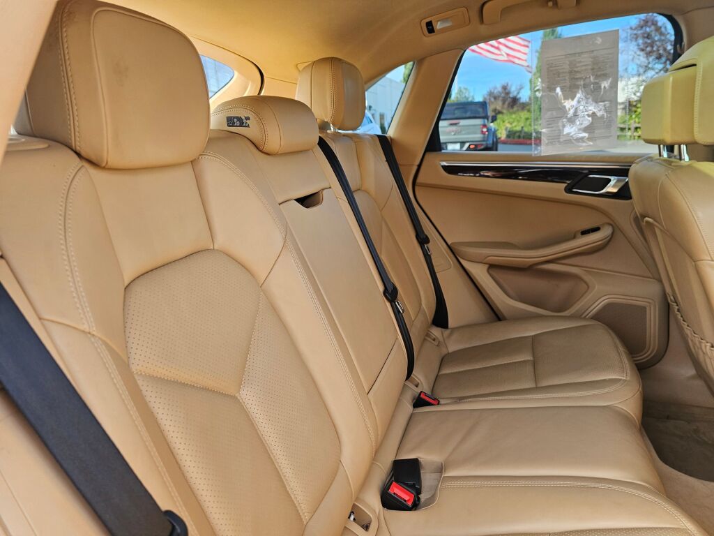 2015 Porsche Macan S photo 16