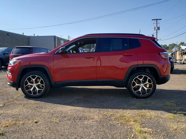 2024 Jeep Compass Latitude photo 2