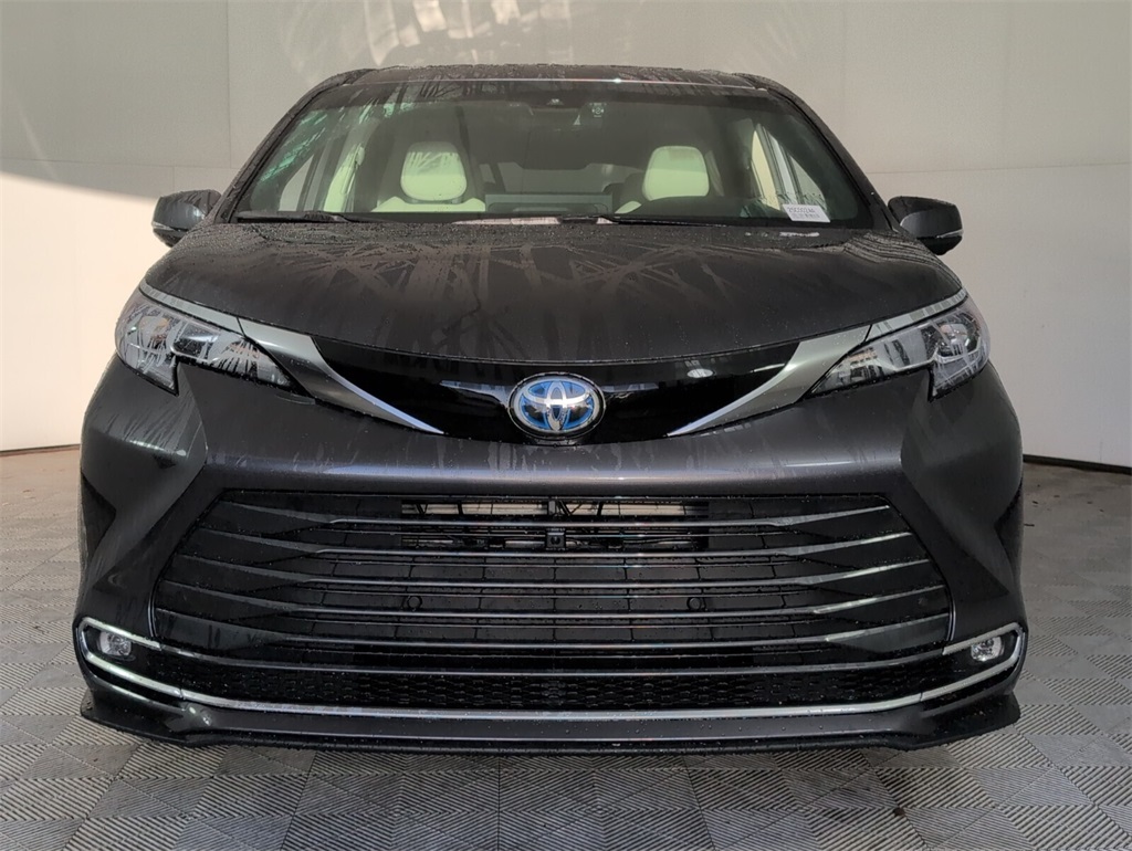 2025 Toyota Sienna Platinum photo 3