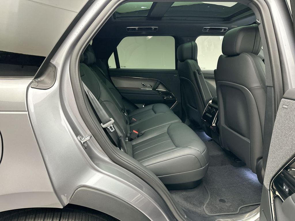 2025 Land Rover Range Rover Sport SE photo 6