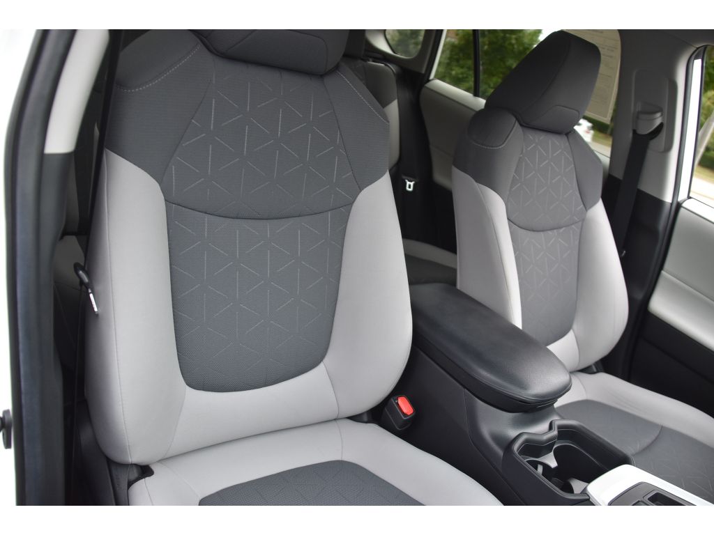 2020 Toyota RAV4 XLE photo 29