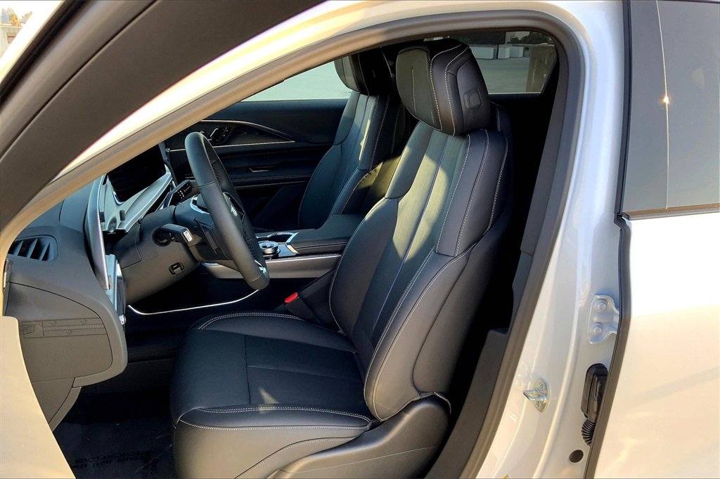 2025 Cadillac Lyriq Luxury photo 11