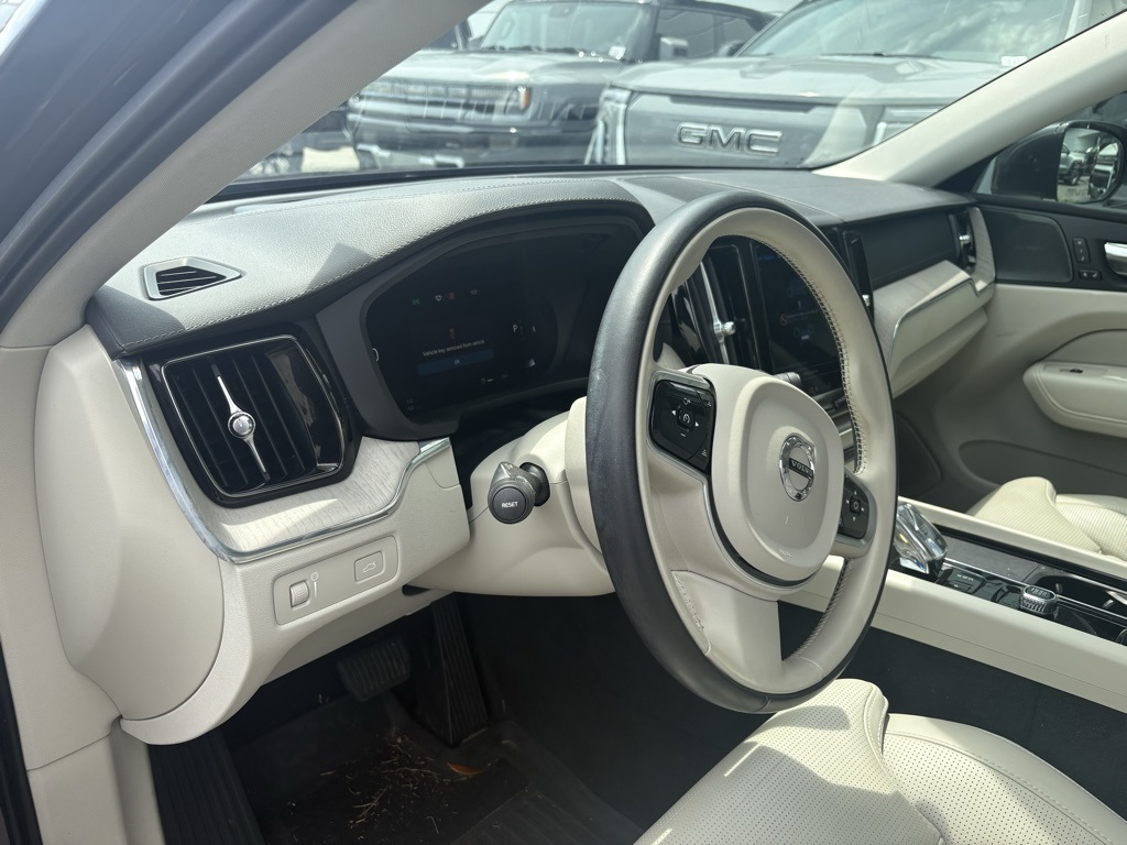 2022 Volvo XC60 B5 Inscription photo 11