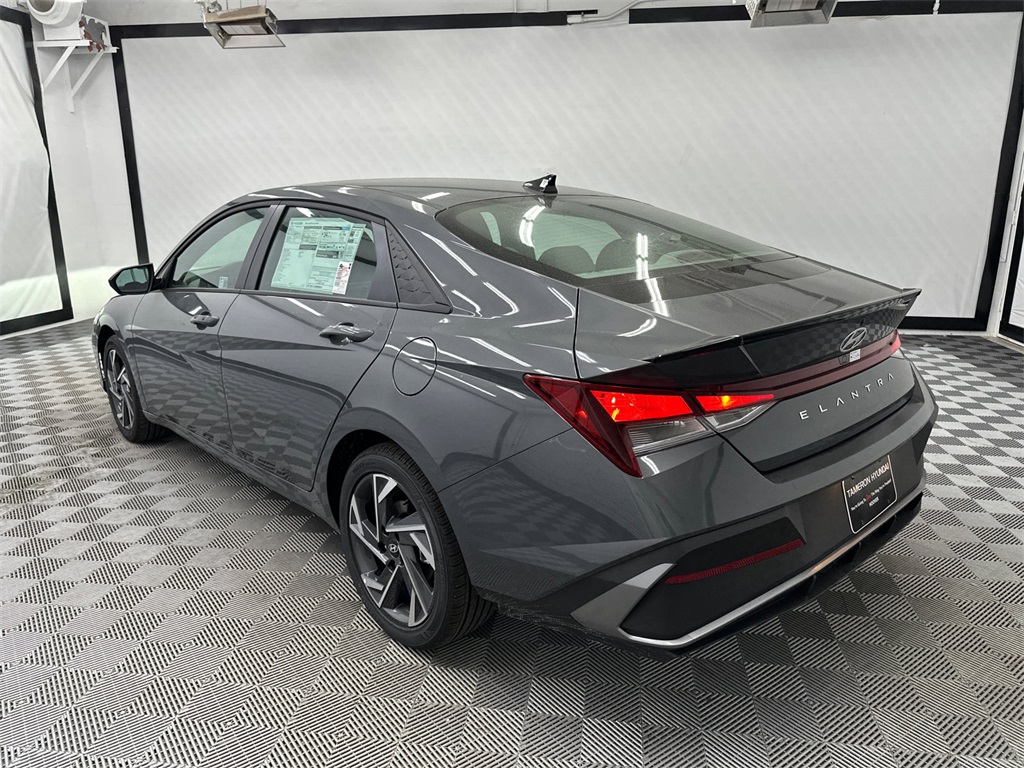 2025 Hyundai Elantra SEL Sport photo 3