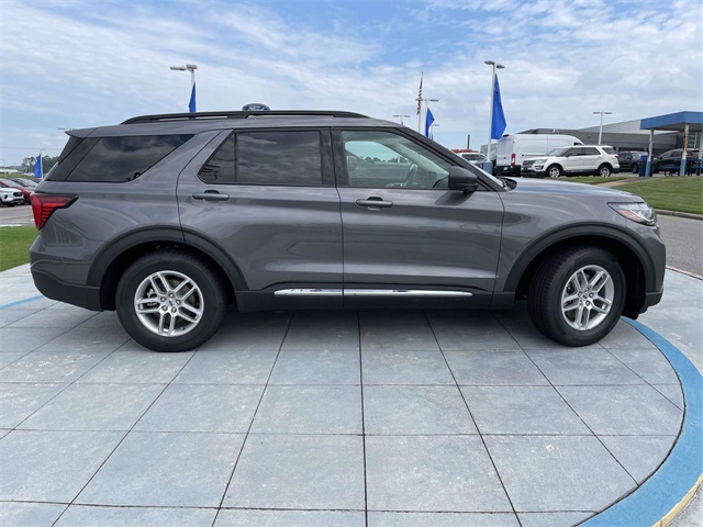 2025 Ford Explorer photo 2