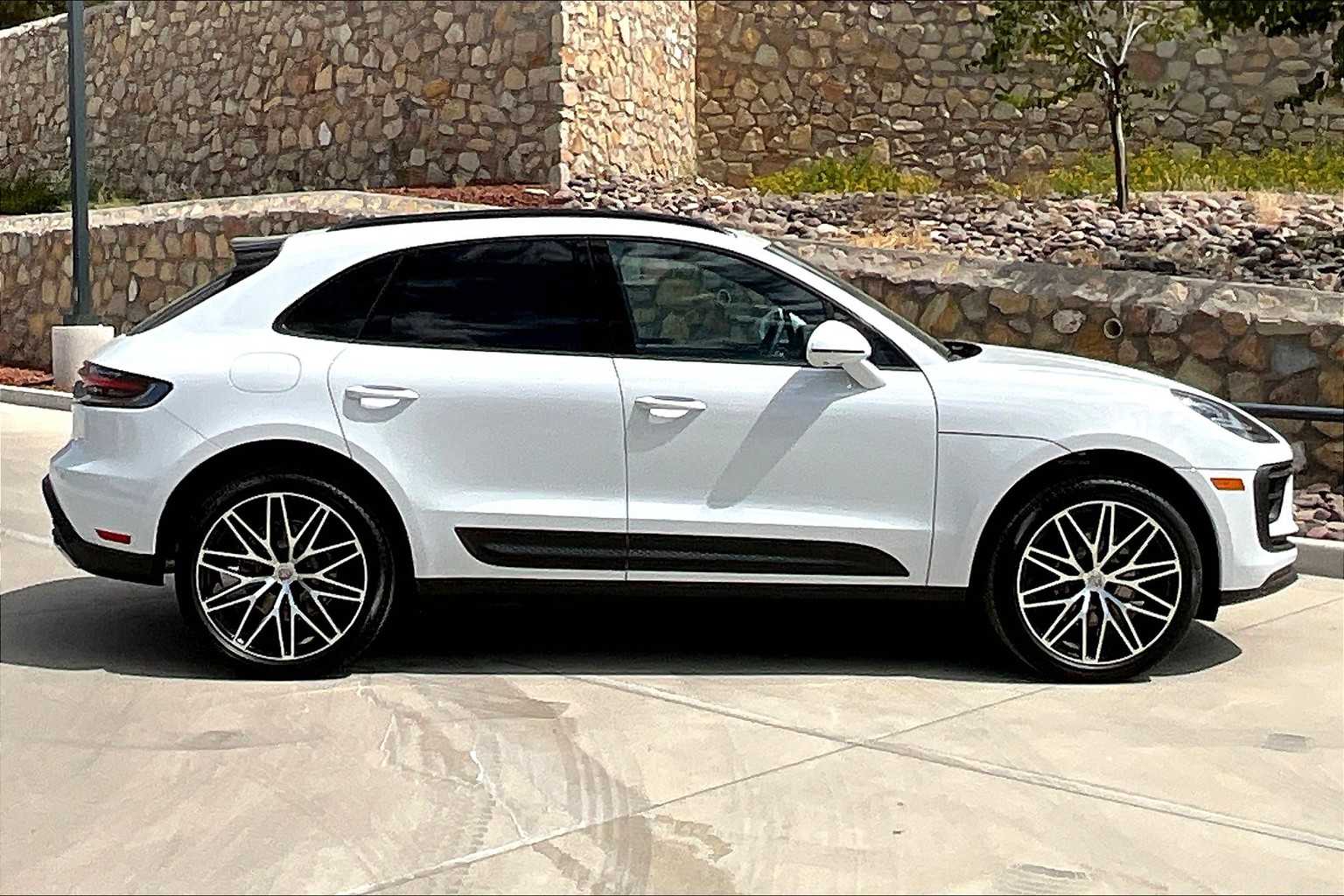 2026 Porsche Macan T photo 8