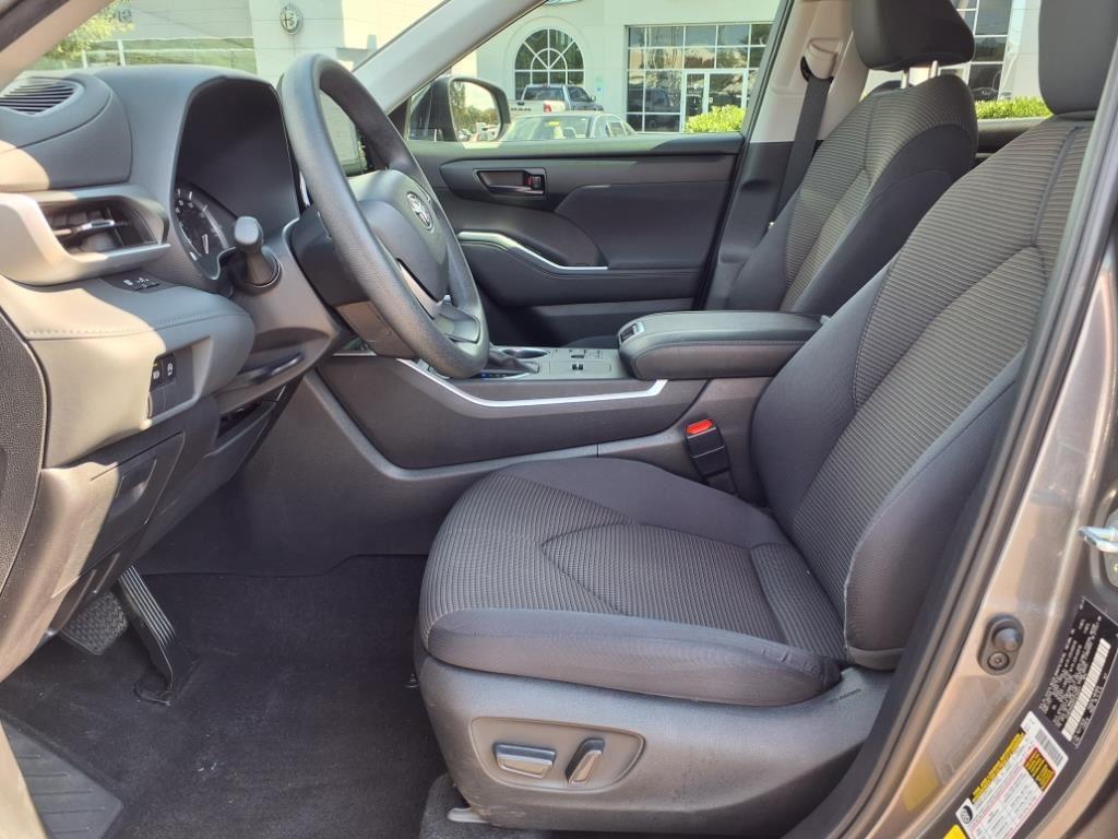 2023 Toyota Highlander L photo 3