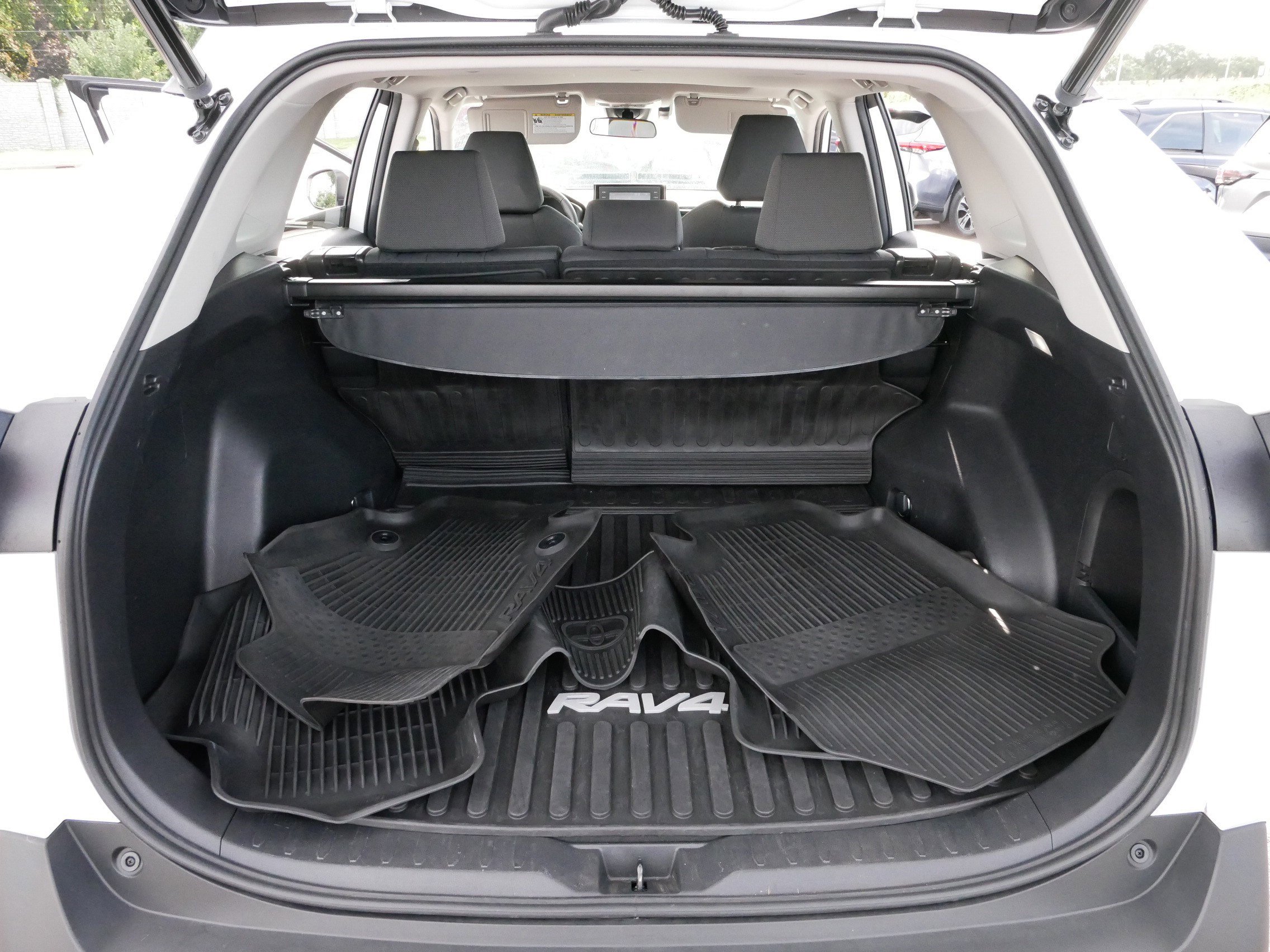 2022 Toyota RAV4 Hybrid XLE photo 17