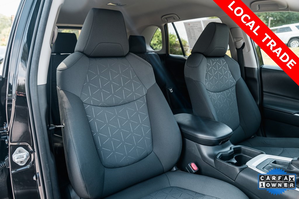 2021 Toyota RAV4 XLE photo 26