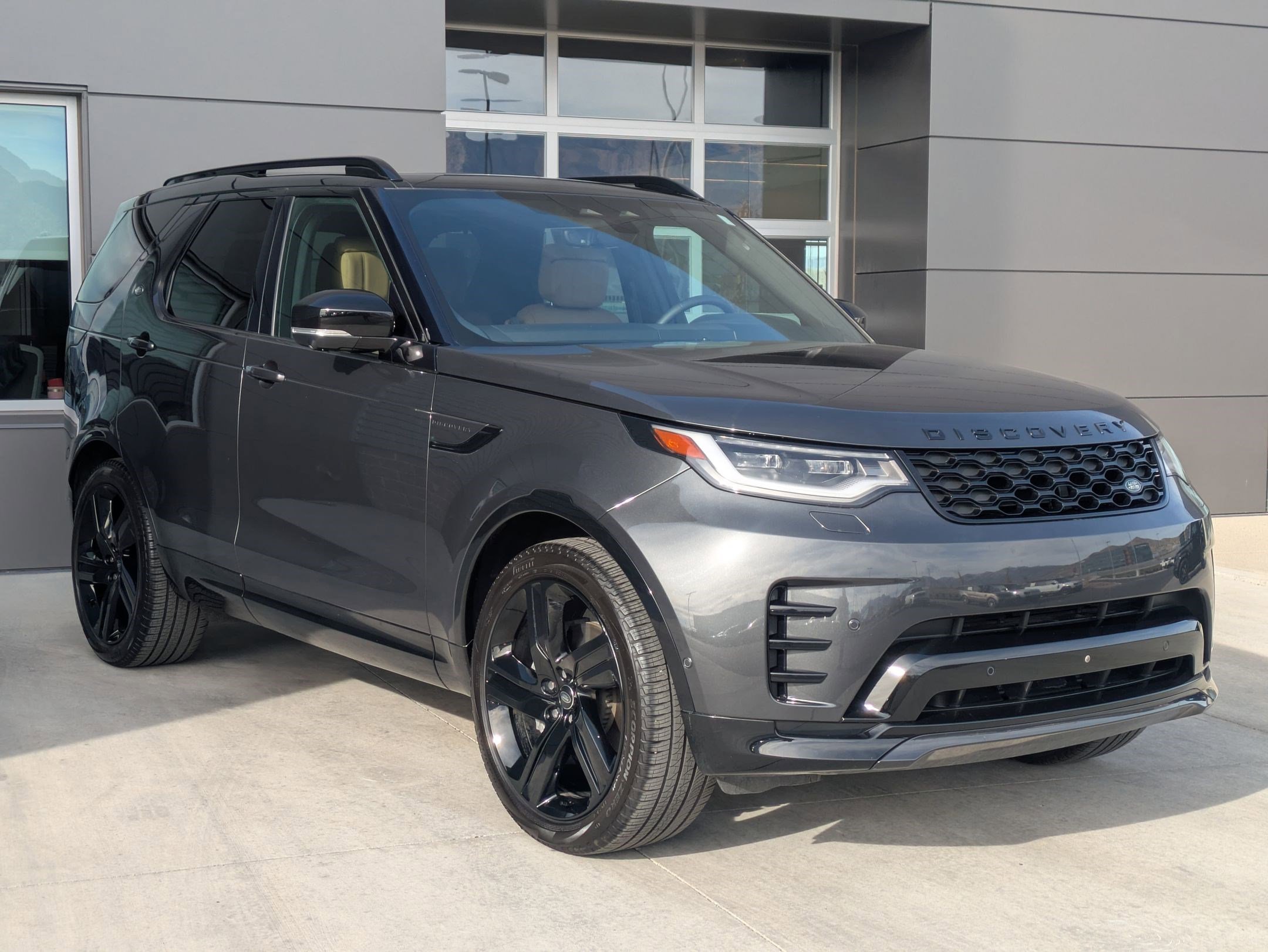 2024 Land Rover Discovery SE photo 3